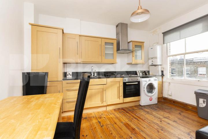 Top floor 3 bedroom property with roof terrace located close to Northern Line Davenant Road, Archway